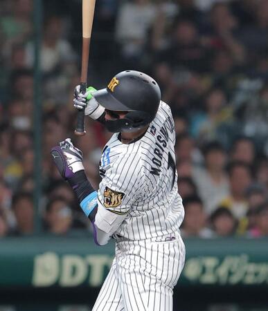 ８回、死球を受ける森下（撮影・西田忠信）