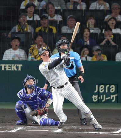 １０回、左翼スタンドへサヨナラ本塁打を放つ森下（撮影・立川洋一郎）