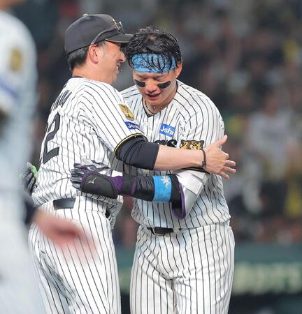 １０回、サヨナラ本塁打を放ち藤川監督（左）と抱き合う森下（撮影・西田忠信）