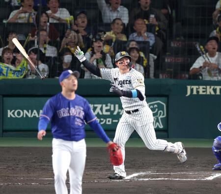 １０回、左翼スタンドへサヨナラ本塁打を放つ森下（撮影・立川洋一郎）