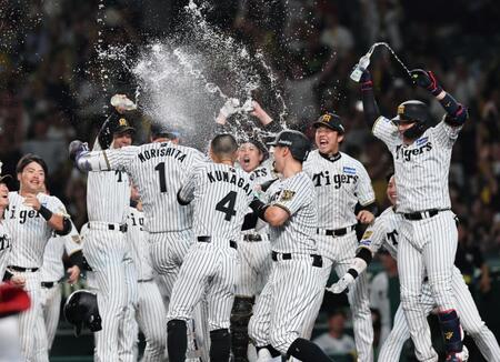１０回、サヨナラソロを放った森下はナインから手荒い祝福を受ける（撮影・田中太一）