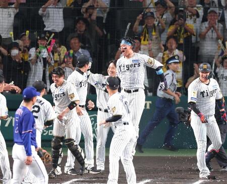 １０回、サヨナラ本塁打を放って生還し喜びを爆発させる森下（中央）＝撮影・立川洋一郎