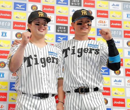 お立ち台でポーズを決める浜田（左）と森下（撮影・西田忠信）