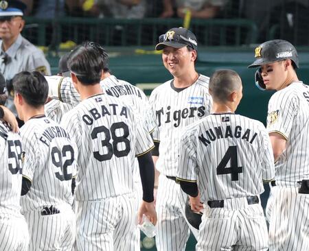 サヨナラ勝利に笑顔を見せる藤川監督（中央）＝撮影・立川洋一郎