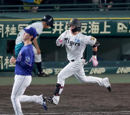 ８回、同点に追いつく適時内野安打を放って駆ける浜田（撮影・立川洋一郎）