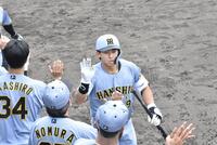本塁打を放ち、本塁へ生還する立石