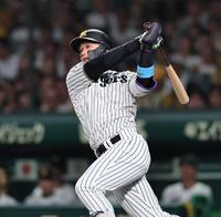 ６回、左越えへソロを放つ森下（撮影・田中太一）