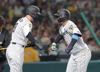 ６回、同点ソロを放ち佐藤輝（左）とポーズを決める森下（撮影・西田忠信）