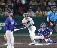 ６回、左翼スタンドへ同点ソロを放つ森下（撮影・立川洋一郎）