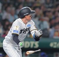 ６回、同点ソロを放つ森下（撮影・西田忠信）