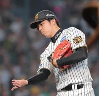 ５回を投げ終えベンチに戻る才木（撮影・西田忠信）
