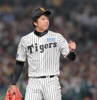 ６回を投げ終えベンチに戻る才木（撮影・西田忠信）