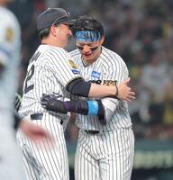 １０回、サヨナラ本塁打を放ち藤川監督（左）と抱き合う森下（撮影・西田忠信）