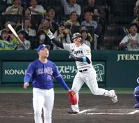 １０回、左翼スタンドへサヨナラ本塁打を放つ森下（撮影・立川洋一郎）