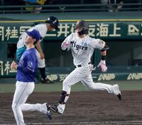 ８回、同点に追いつく適時内野安打を放って駆ける浜田（撮影・立川洋一郎）