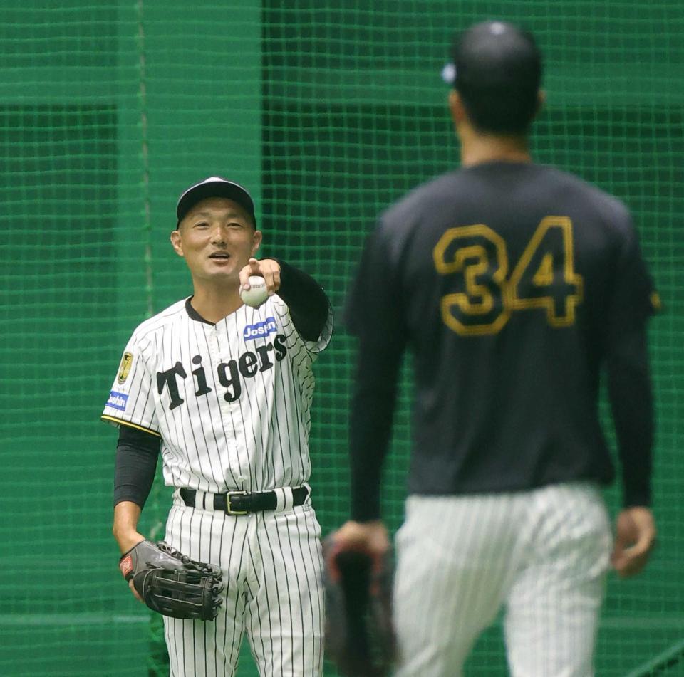 　守備練習の指示を出す工藤コーチ（撮影・西田忠信）