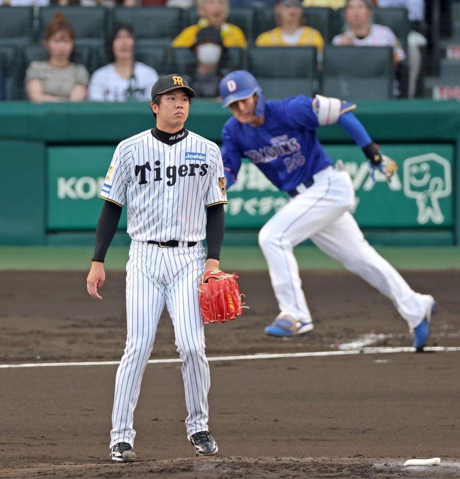２回、石川に適時打を打たれ先制点を許す才木（撮影・立川洋一郎）