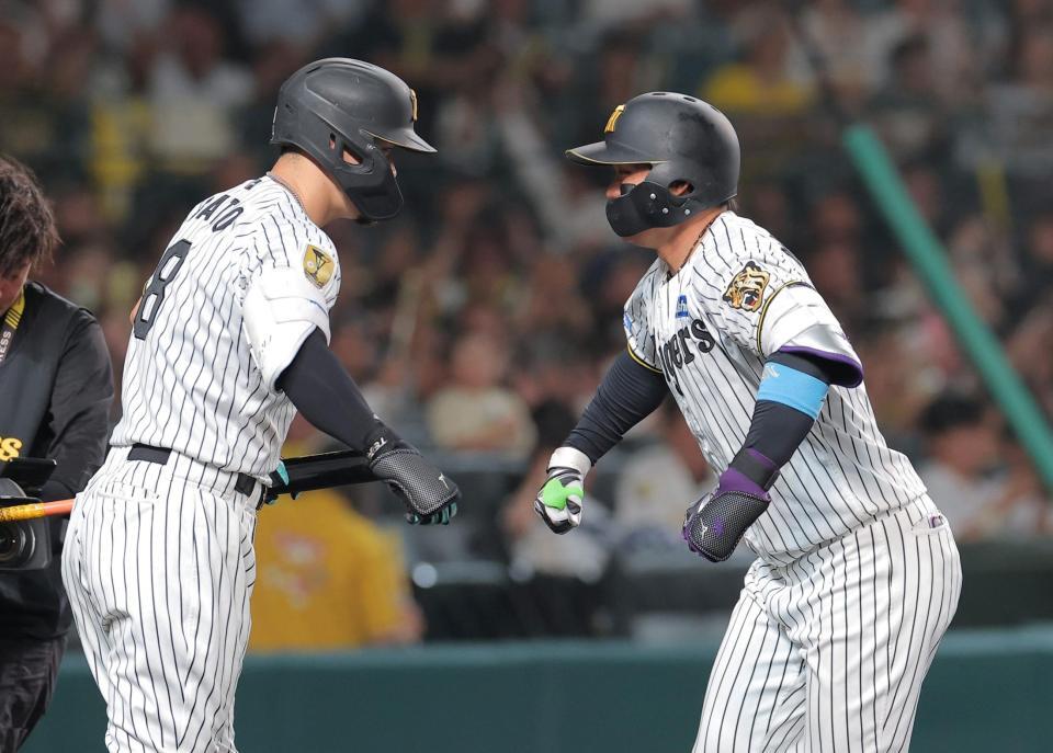 ６回、同点ソロを放ち佐藤輝（左）とポーズを決める森下（撮影・西田忠信）
