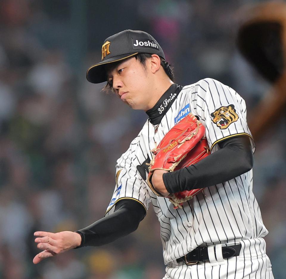 ５回を投げ終えベンチに戻る才木（撮影・西田忠信）