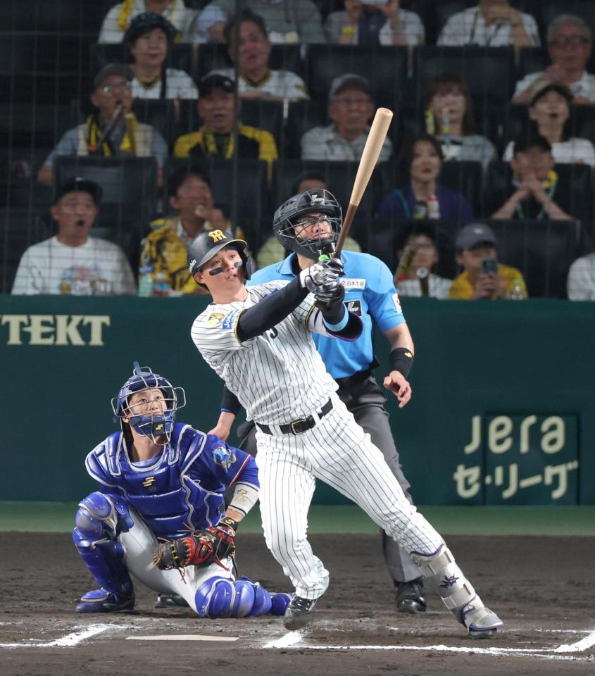 １０回、左翼スタンドへサヨナラ本塁打を放つ森下（撮影・立川洋一郎）