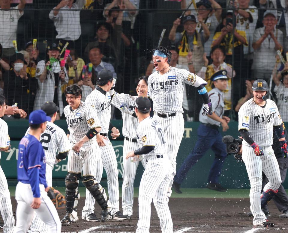 １０回、サヨナラ本塁打を放って生還し喜びを爆発させる森下（中央）＝撮影・立川洋一郎