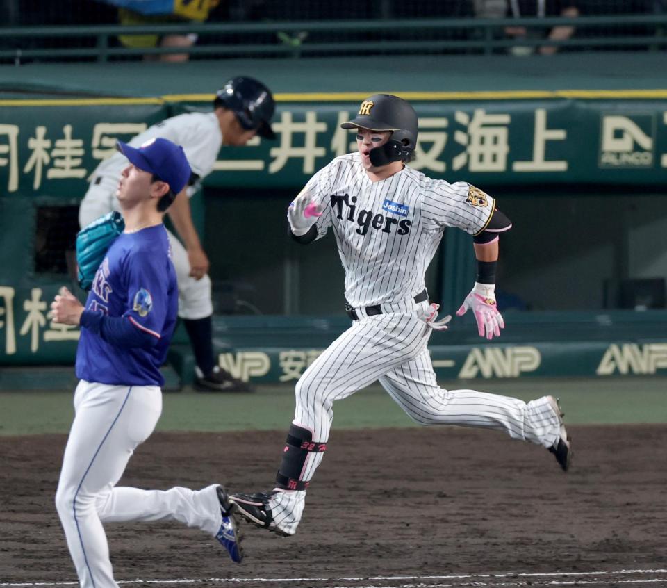 ８回、同点に追いつく適時内野安打を放って駆ける浜田（撮影・立川洋一郎）