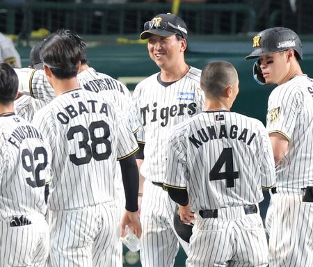 サヨナラ勝利に笑顔を見せる藤川監督（中央）＝撮影・立川洋一郎