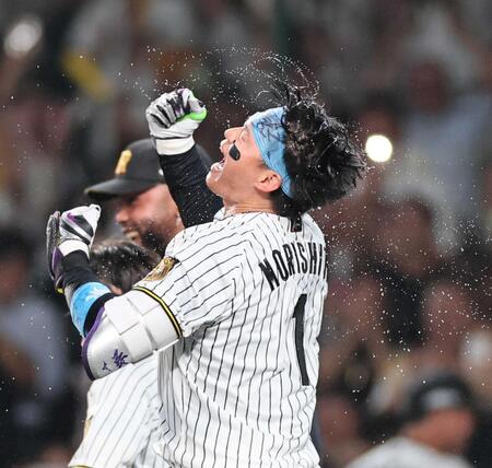 　１０回、サヨナラ弾を放った森下は歓喜する（撮影・田中太一）