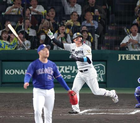 　１０回、左翼スタンドへサヨナラ本塁打を放つ森下（撮影・立川洋一郎）