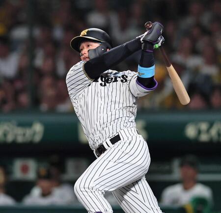 　６回、左越えへソロを放つ森下（撮影・田中太一）