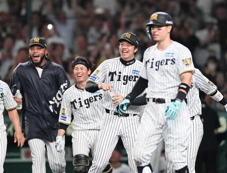 　１０回、本塁へ走る森下を迎える才木ら（撮影・田中太一）