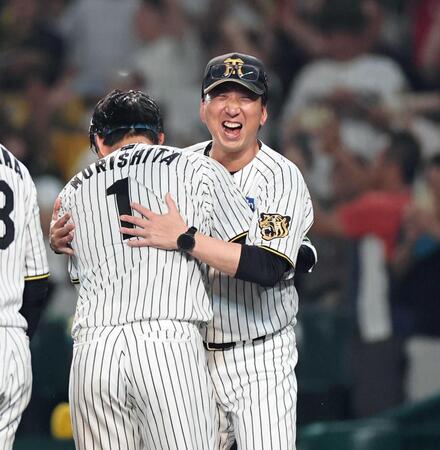 　試合を決めた森下を出迎え歓喜する藤川監督（撮影・田中太一）