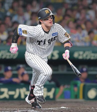 　８回、同点打を放つ浜田（撮影・西田忠信）