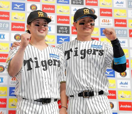 　お立ち台でポーズを決める浜田（左）と森下（撮影・西田忠信）