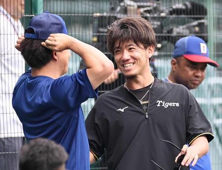 　柳と談笑する伊藤将