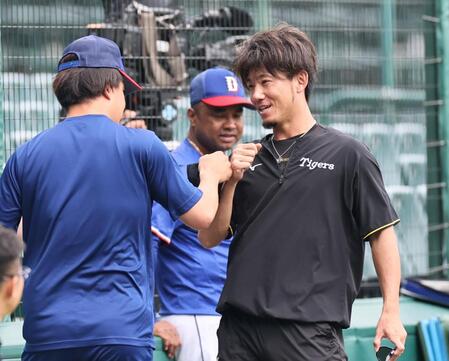 中日・柳とタッチを交わす伊藤将（撮影・田中太一）