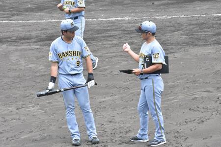 試合後の練習で梵２軍打撃コーチから助言を受ける立石