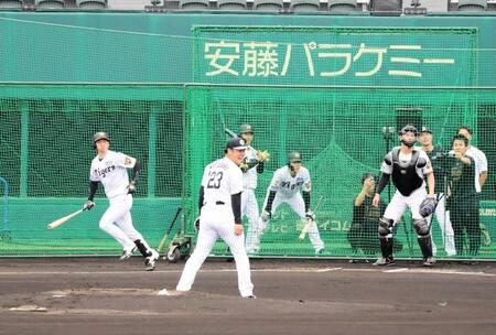 シート打撃で左前打を放った近本（左）。打たれた松原（中央）は打球方向を見ながら声をあげる