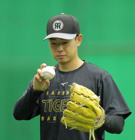 ボールの縫い目を確認する下村（撮影・西田忠信）