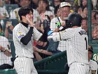 ６回、ソロを放った森下を迎える才木（撮影・田中太一）