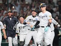 １０回、本塁へ走る森下を迎える才木（撮影・田中太一）