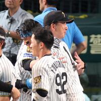 サヨナラ本塁打を放った森下（１）とハグを交わす藤川監督（撮影・立川洋一郎）