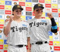 　お立ち台でポーズを決める浜田（左）と森下（撮影・西田忠信）