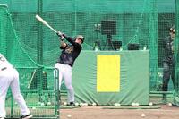 屋外でフリー打撃を行う近本