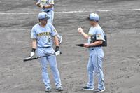 試合後の練習で梵２軍打撃コーチから助言を受ける立石