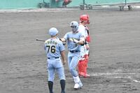 本塁へ生還し、工藤２軍外野守備走塁コーチとハイタッチする立石