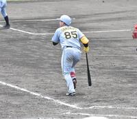 六回に本塁打を放つ嶋村