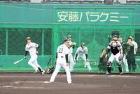 シート打撃で左前打を放った近本（左）。打たれた松原（中央）は打球方向を見ながら声をあげる