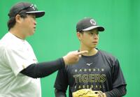 安藤コーチ（左）に声をかけられる下村（撮影・西田忠信）