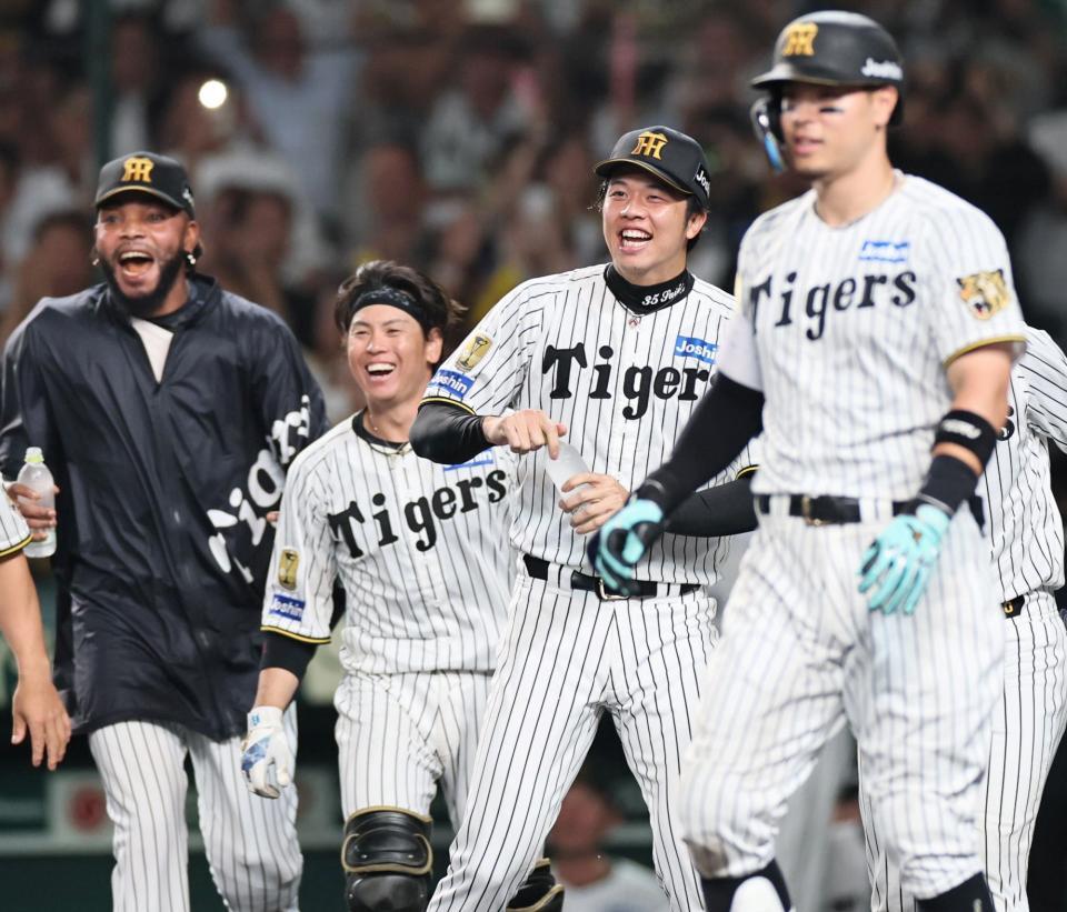 １０回、本塁へ走る森下を迎える才木（撮影・田中太一）